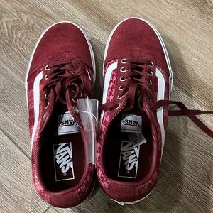 Brand new van sneakers maroon with extra white laces - box is missing